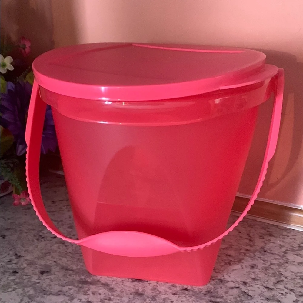 NWT TUPPERWARE 5 LITERS  bucket with lid and handle